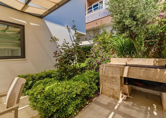 4 Bedroom Sea View In