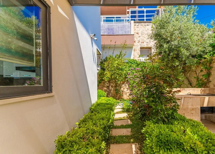 4 Bedroom Sea View In *