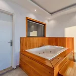 4 Bedroom Sea View In 칼칸