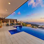 4 Bedroom Sea View In