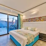 4 Bedroom Sea View In *