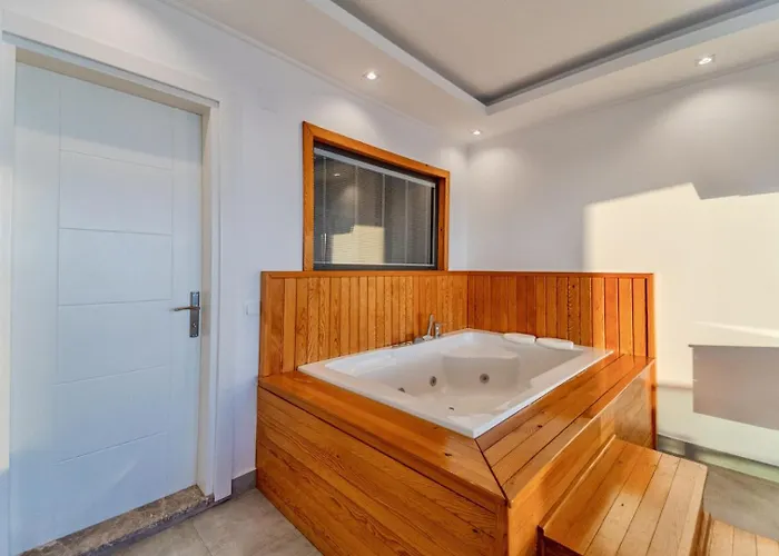 4 Bedroom Sea View In 칼칸