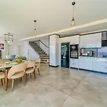 4 Bedroom Sea View In فيلة *